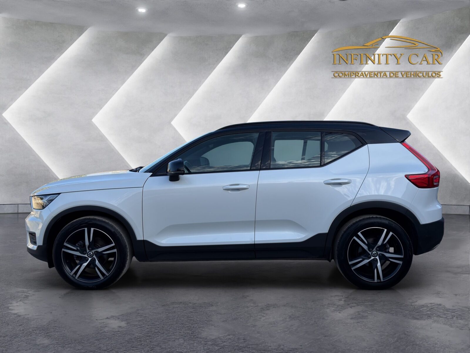 VOLVO XC40 R DESIGN