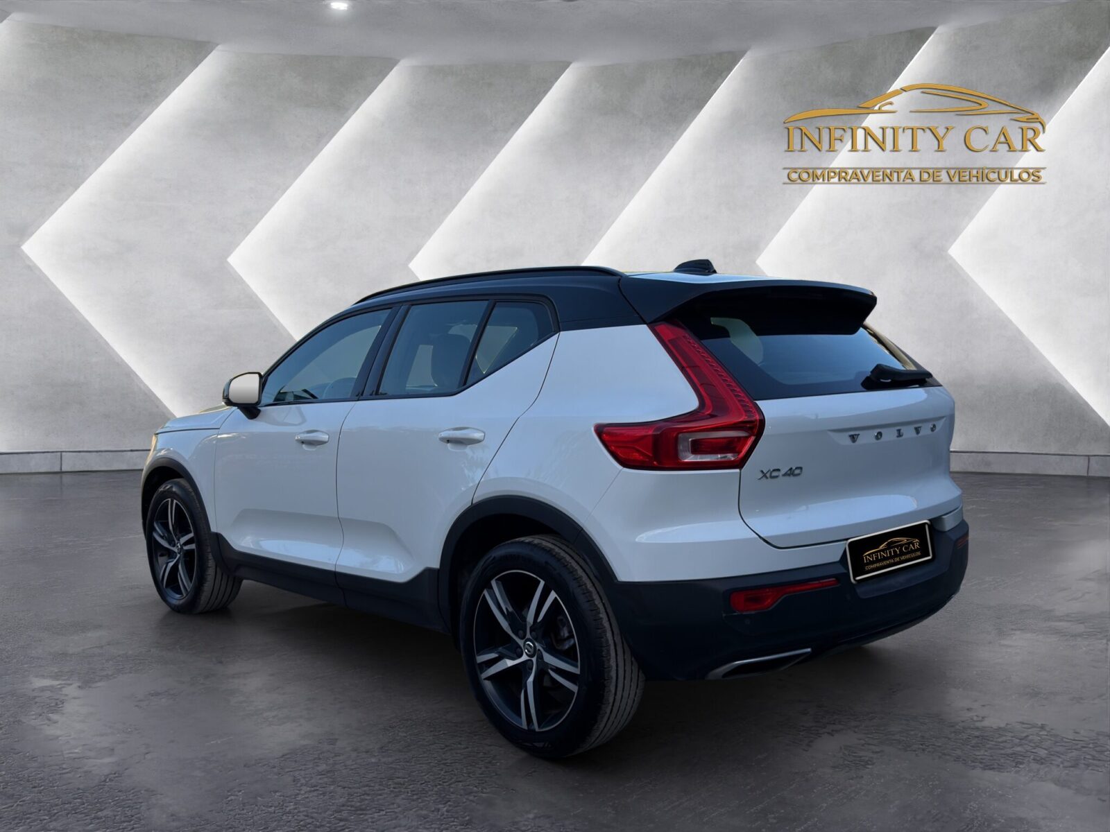 VOLVO XC40 R DESIGN