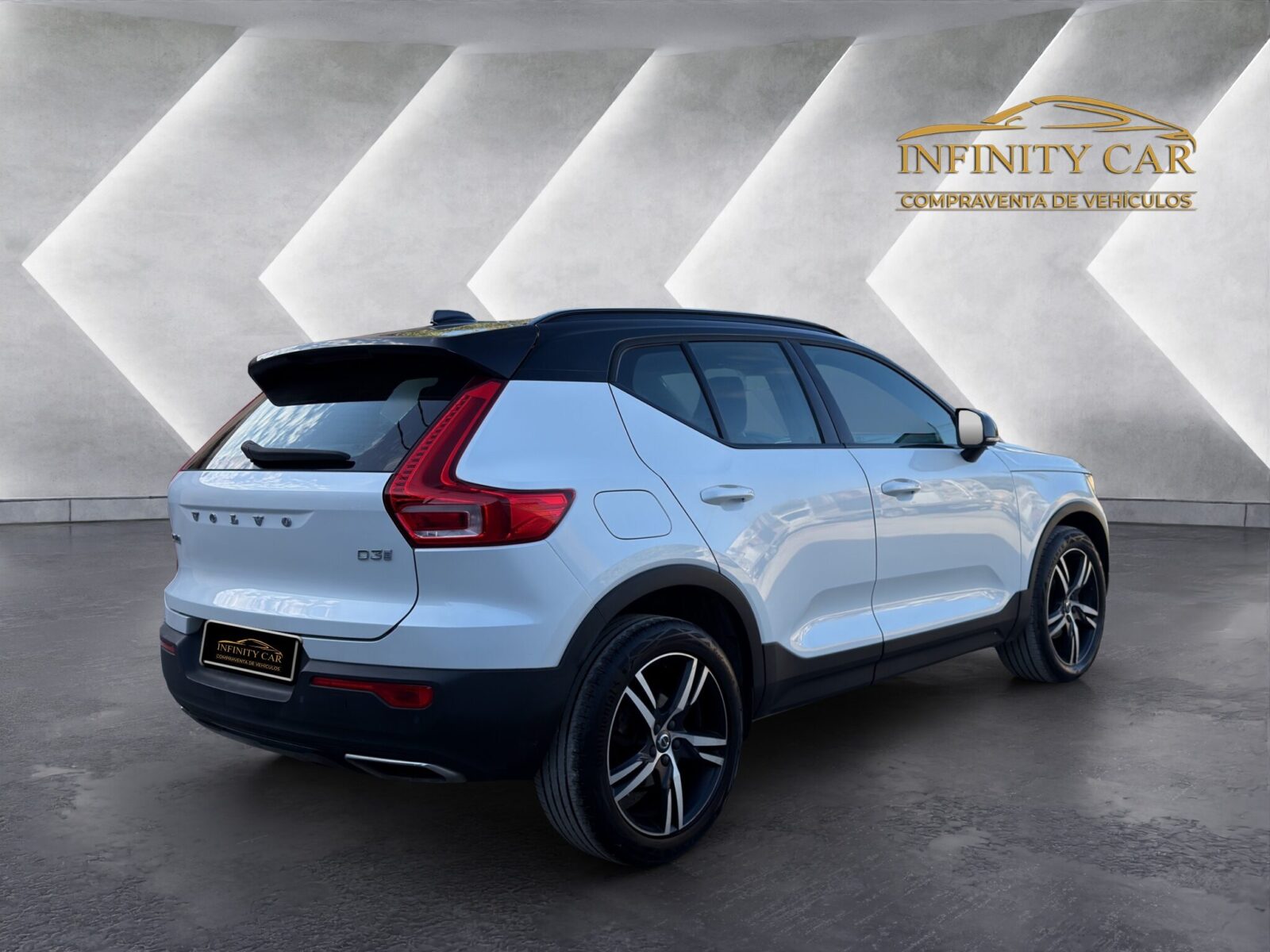 VOLVO XC40 R DESIGN
