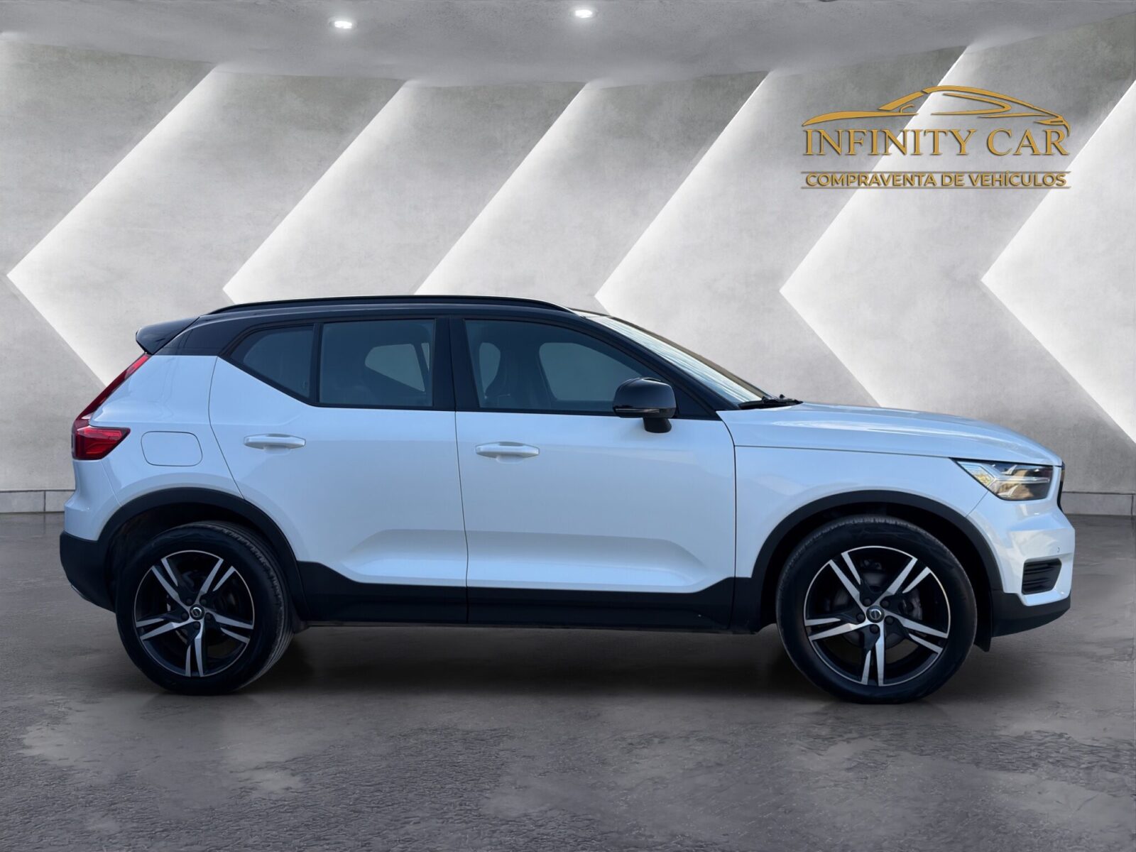 VOLVO XC40 R DESIGN