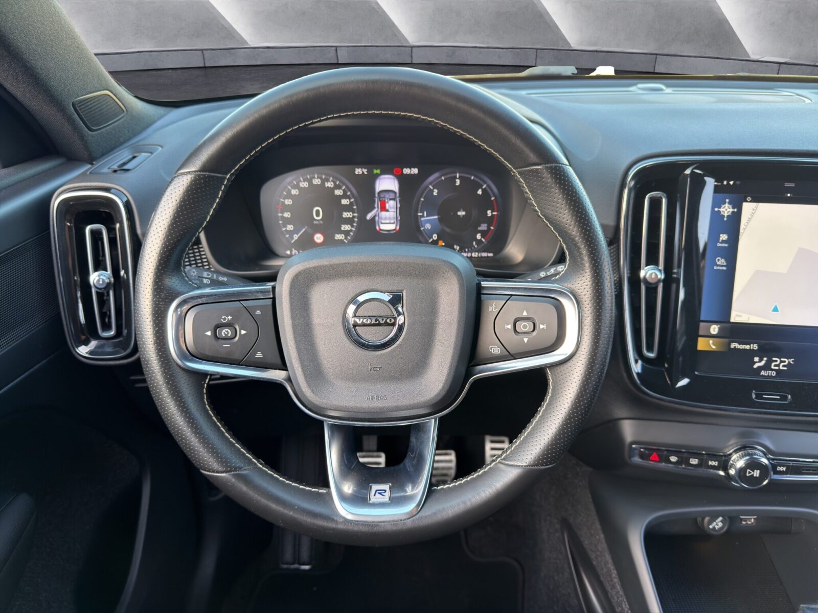 VOLVO XC40 R DESIGN