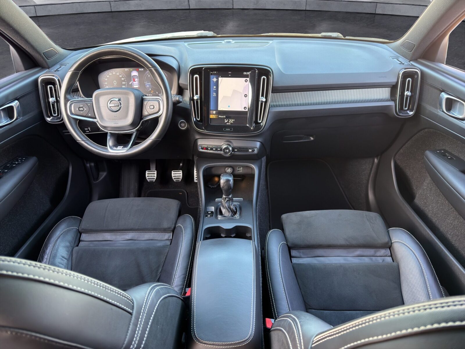 VOLVO XC40 R DESIGN