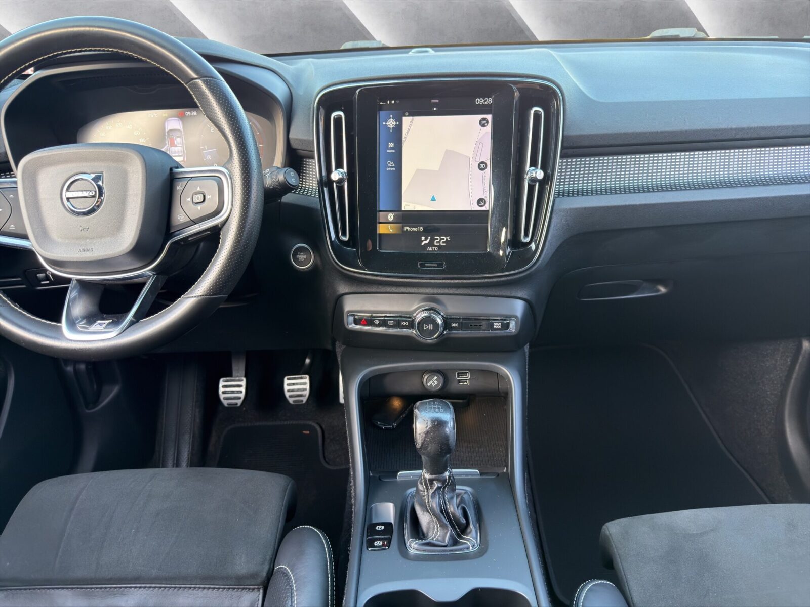 VOLVO XC40 R DESIGN